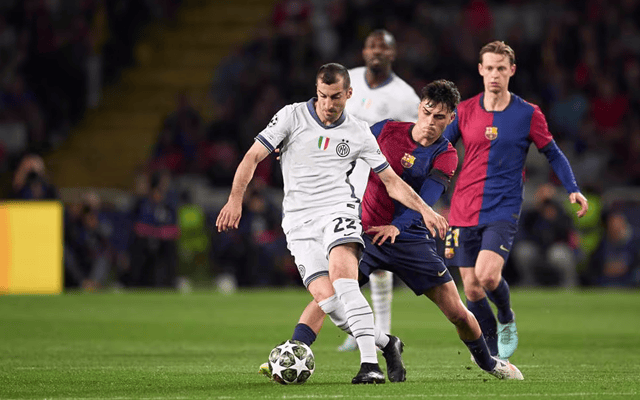 足球国足公开训练吸引千名球迷现场加油（国足公开训练现场迎来上千球迷助威）