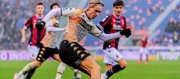 惨败国安后亚泰球员贺一然被自家球迷辱骂，他做出手势回击（惨负国安后，亚泰球员贺一然遭本队球迷辱骂，以手势回敬）