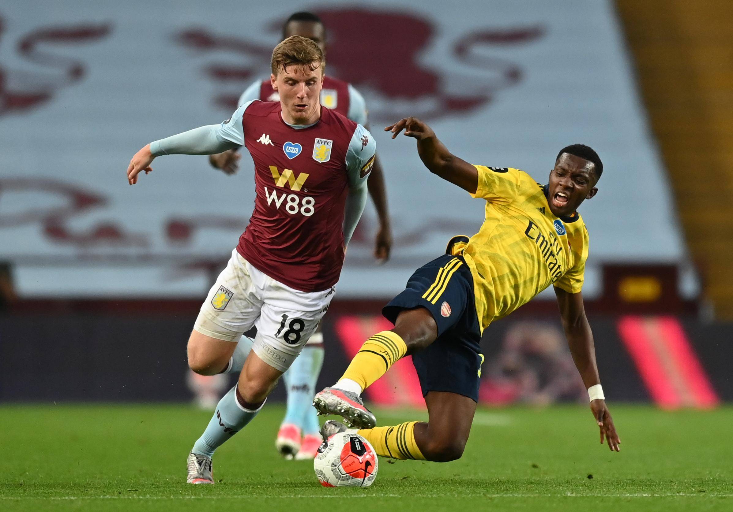 英超曼联和铁锤帮踢平，胖虎大力轰门式传球助攻达洛特种瓜得豆！（英超：曼联与铁锤帮握手言和，胖虎炮弹式传球助达洛特破门）