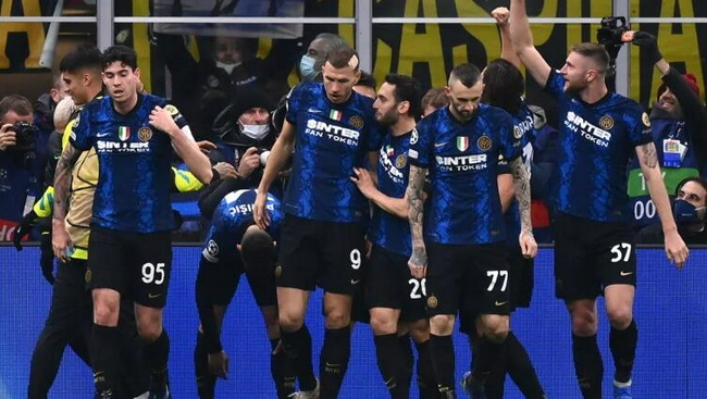 卡马万加在圣马梅斯受伤：皇家马德里的胜利与隐忧（圣马梅斯之夜卡马万加伤退，皇马赢球难掩忧虑）