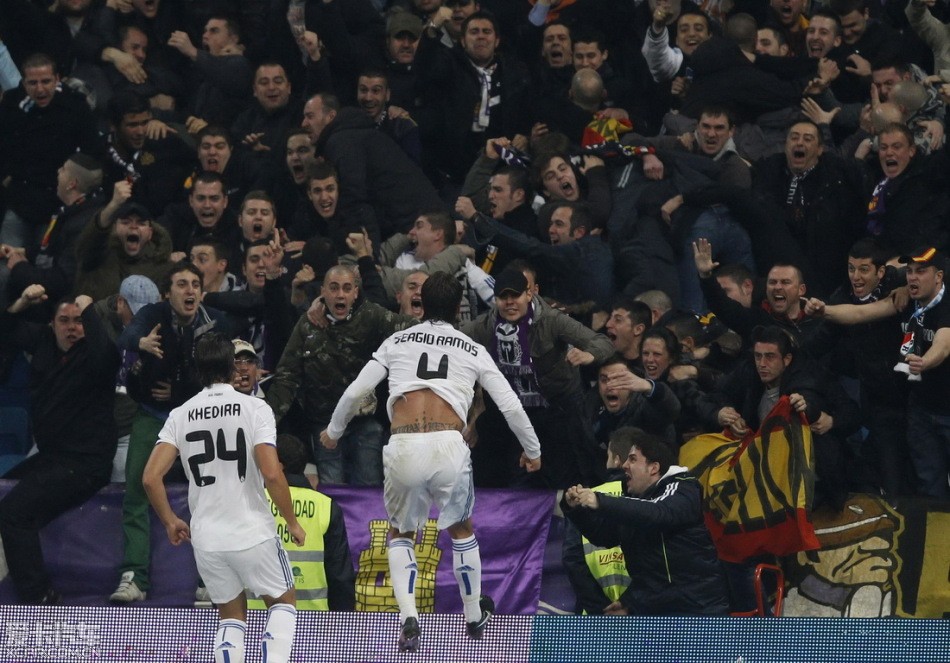 伊涅斯塔造访巴萨基地，与佩德里、费尔明、亚马尔合影（伊涅斯塔探访巴萨基地，与佩德里、费尔明、亚马尔同框合影）