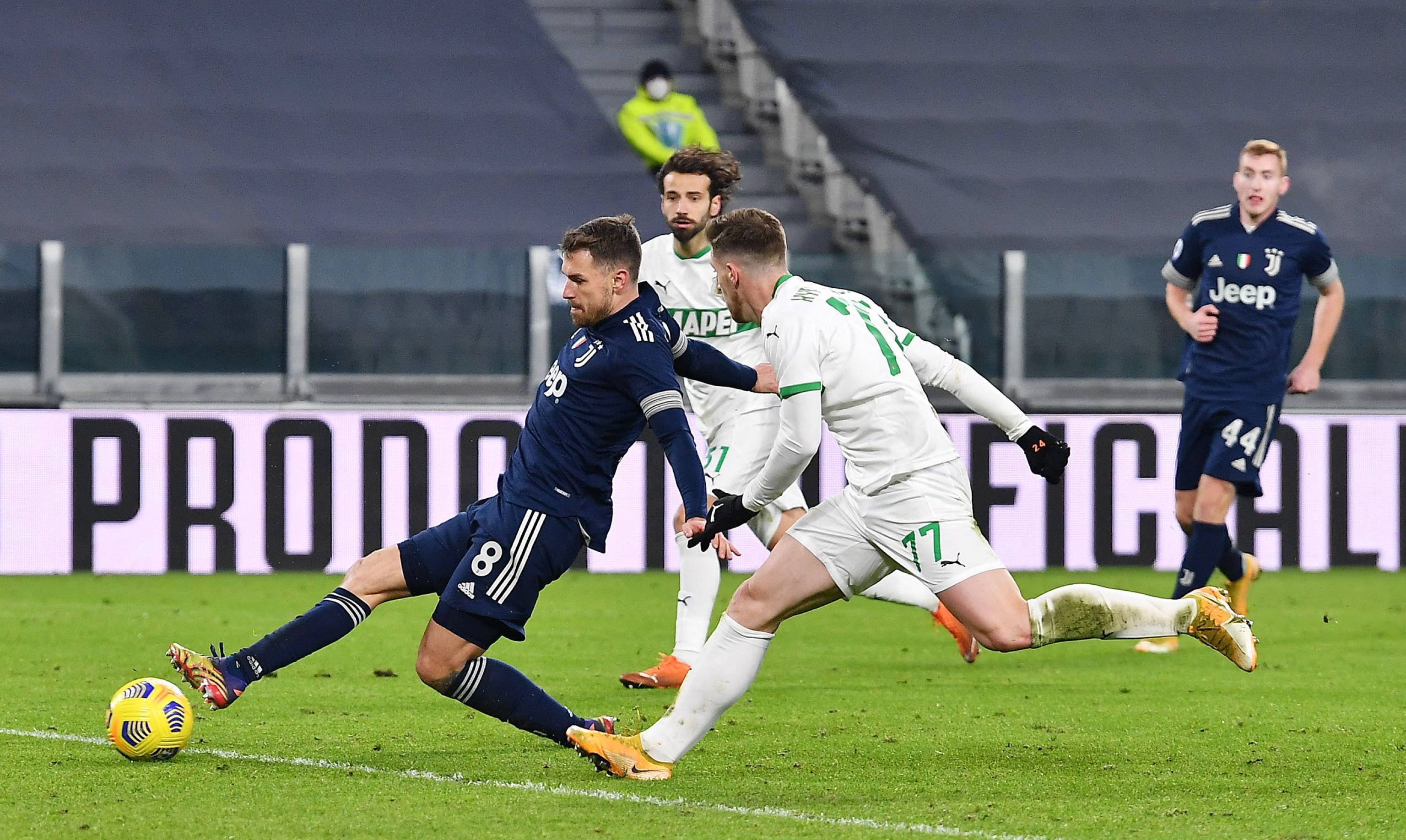 巴萨二队遭遇不公？十人作战惨遭绝杀，阿尔科亚诺主场3-2险胜（巴萨B队十人苦撑仍遭补时绝杀，阿尔科亚诺主场3-2笑到最后）